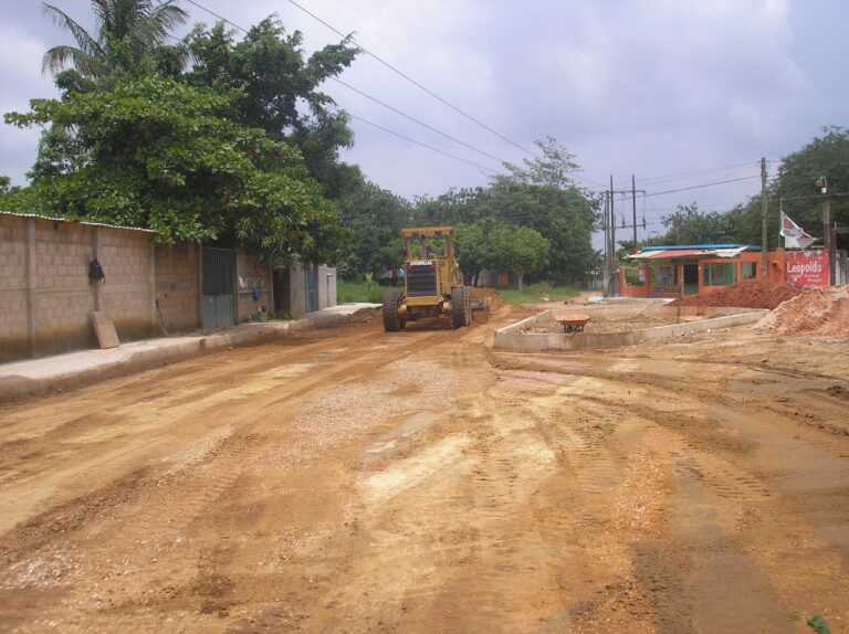 Obras para el H. Ayuntamiento de Minatitlán, construcción de guarniciones, banquetas, una glorieta y pavimentación de calles.