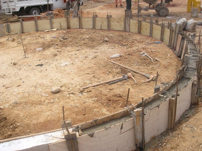 Obras para el H. Ayuntamiento de Minatitlán, construcción de guarniciones, banquetas, una glorieta y pavimentación de calles.