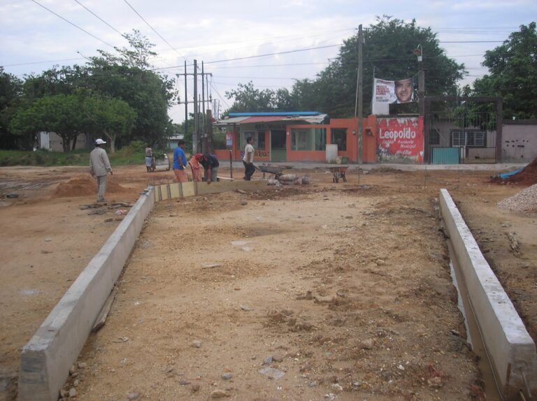 Obras para el H. Ayuntamiento de Minatitlán, construcción de guarniciones, banquetas, una glorieta y pavimentación de calles.