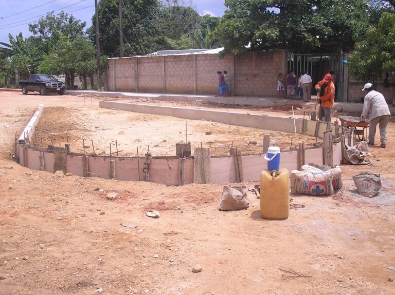 Obras para el H. Ayuntamiento de Minatitlán, construcción de guarniciones, banquetas, una glorieta y pavimentación de calles.